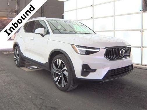 2025 Volvo XC40 B5 Plus Bright Theme
