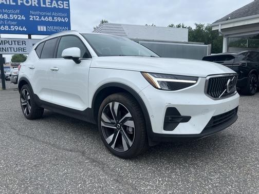 2025 Volvo XC40 B5 Plus Bright Theme