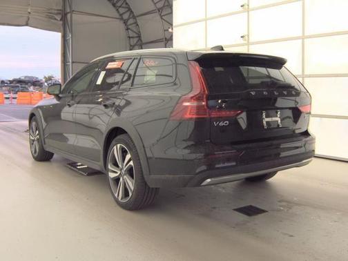 Onyx Black Metallic 2025 Volvo V60 Cross Country B5 Plus