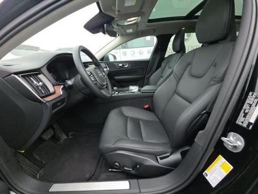 Onyx Black Metallic 2025 Volvo V60 Cross Country B5 Plus
