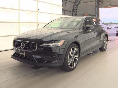 Onyx Black Metallic 2025 Volvo V60 Cross Country B5 Plus