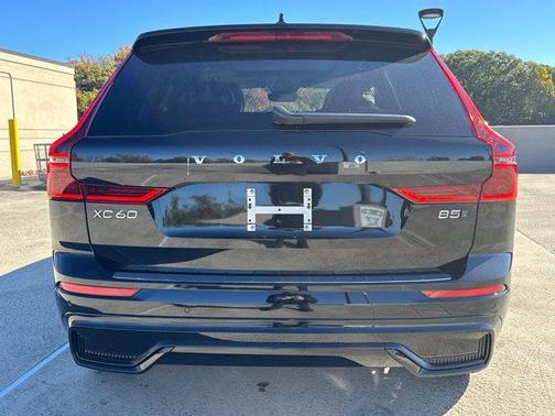 Onyx Black Metallic 2027 Volvo XC60 B5 Core
