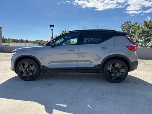 Metallic 2026 Volvo XC40 B5 Ultra Black Edition