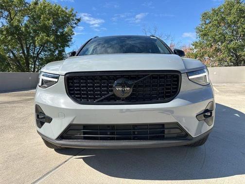 Metallic 2026 Volvo XC40 B5 Ultra Black Edition