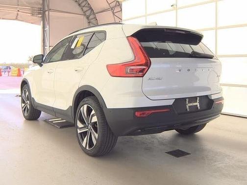 2025 Volvo XC40 Plus
