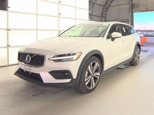 2025 Volvo V60 Cross Country Plus