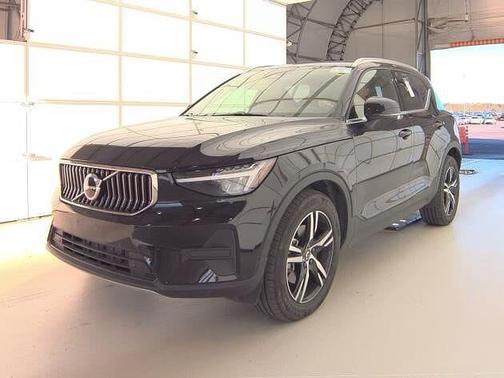 2025 Volvo XC40 Core