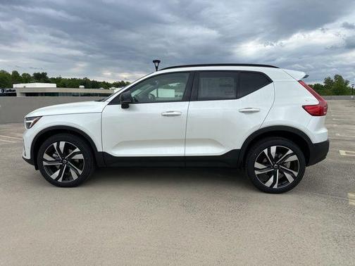 Crystal White 2026 Volvo XC40 B5 Ultra