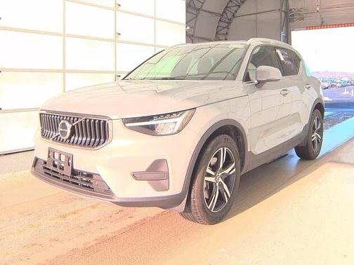 2025 Volvo XC40 Core