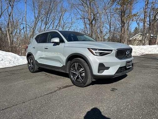 2025 Volvo XC40 Core