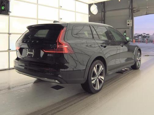 Onyx Black Metallic 2025 Volvo V60 Cross Country B5 Plus