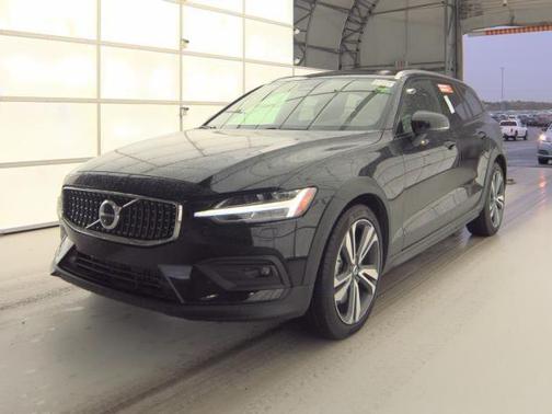 Onyx Black Metallic 2025 Volvo V60 Cross Country B5 Plus