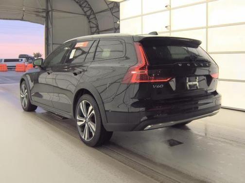 Onyx Black Metallic 2025 Volvo V60 Cross Country B5 Plus