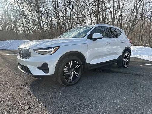 2025 Volvo XC40 Core