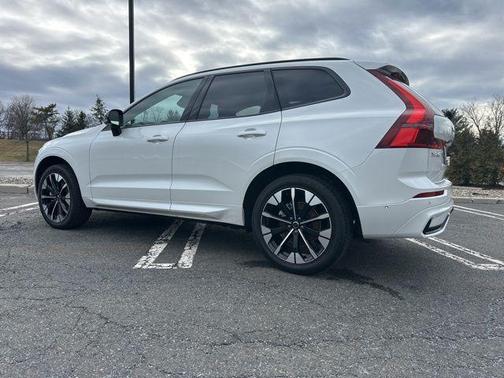 Crystal White Metallic 2026 Volvo XC60 B5 Plus