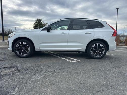 Crystal White Metallic 2026 Volvo XC60 B5 Plus
