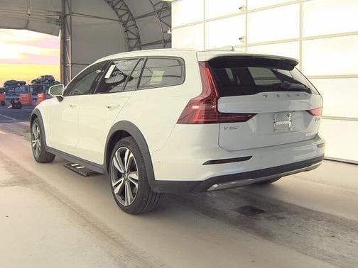 2025 Volvo V60 Cross Country Plus