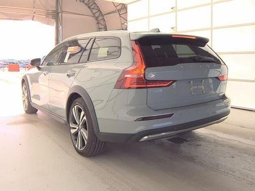 2025 Volvo V60 Cross Country Plus