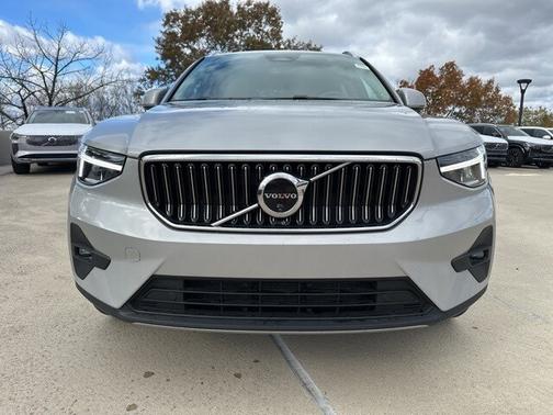2025 Volvo XC40 B5 Plus Bright Theme