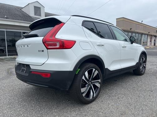 2025 Volvo XC40 B5 Plus Dark Theme