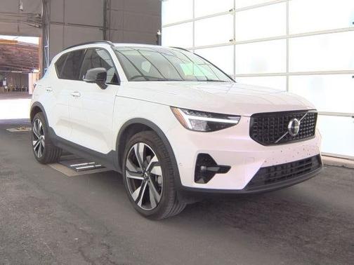 2025 Volvo XC40 B5 Plus Dark Theme