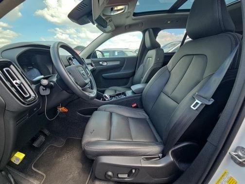 2025 Volvo XC40 B5 Plus Dark Theme