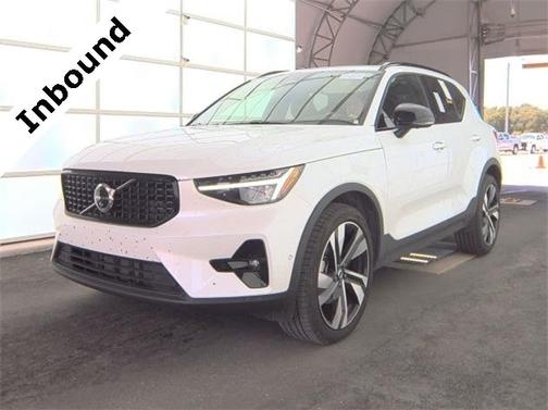 2025 Volvo XC40 B5 Plus Dark Theme