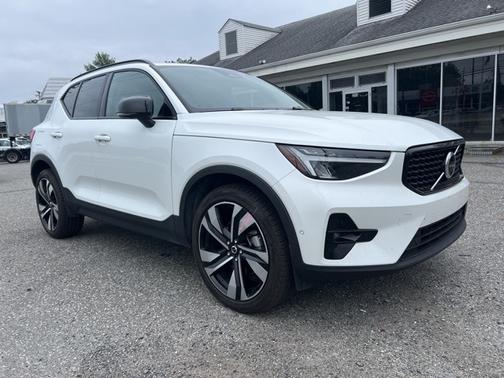 2025 Volvo XC40 B5 Plus Dark Theme