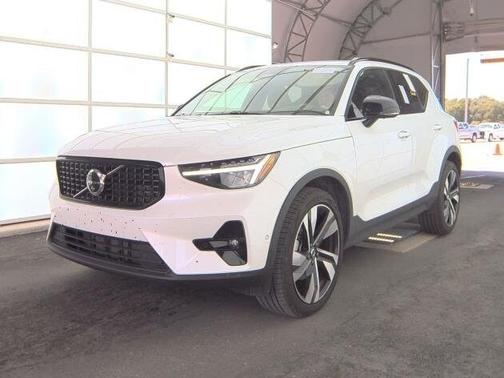 2025 Volvo XC40 B5 Plus Dark Theme