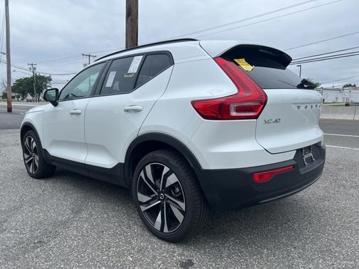 2025 Volvo XC40 B5 Plus Dark Theme