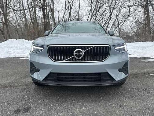 2025 Volvo XC40 Core