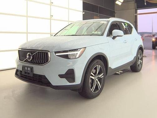 2025 Volvo XC40 Core