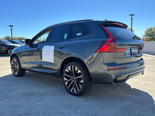 Forest Green 2027 Volvo XC60 T8 PLUG-IN
