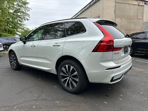 Crystal White 2024 Volvo XC60 B5 Core Dark