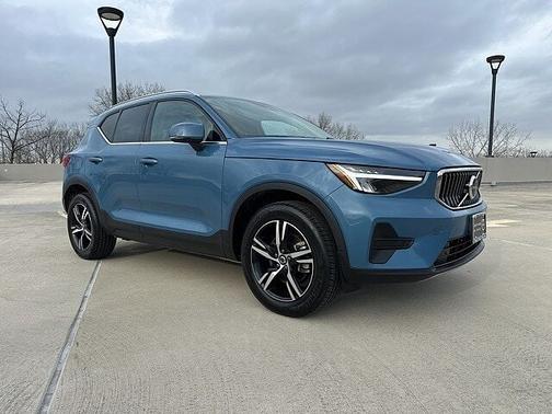 2025 Volvo XC40 Core