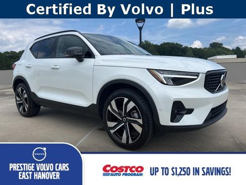 2025 Volvo XC40 B5 Plus Dark Theme