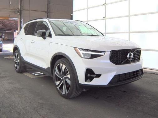 2025 Volvo XC40 B5 Plus Dark Theme