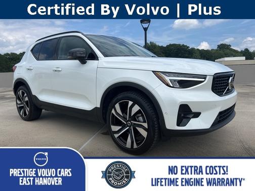 2025 Volvo XC40 B5 Plus Dark Theme