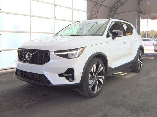 2025 Volvo XC40 B5 Plus Dark Theme