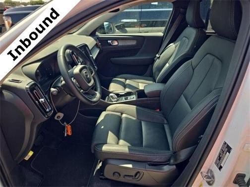 2025 Volvo XC40 B5 Plus Dark Theme