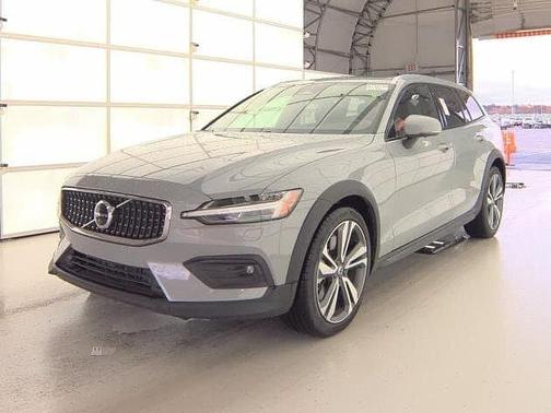 2025 Volvo V60 Cross Country Plus