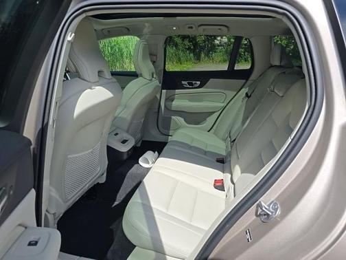 Bright 2025 Volvo V60 Cross Country B5 Plus