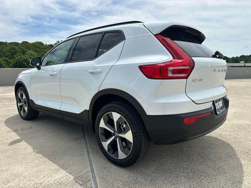Crystal White 2026 Volvo XC40 B5 Core