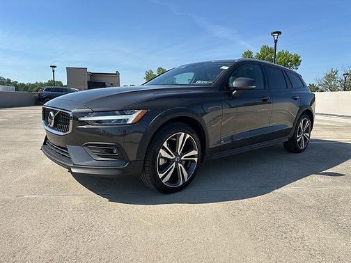 Platinum Grey 2025 Volvo V60 Cross Country Plus