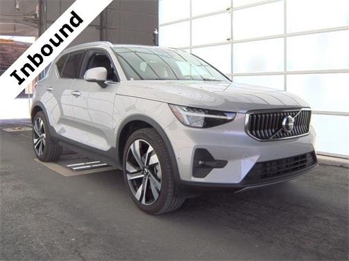 2025 Volvo XC40 B5 Plus Bright Theme