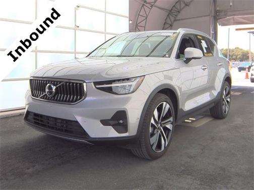 2025 Volvo XC40 B5 Plus Bright Theme