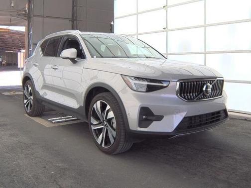 2025 Volvo XC40 B5 Plus Bright Theme
