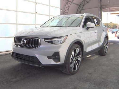 2025 Volvo XC40 B5 Plus Bright Theme