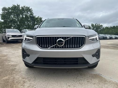 2025 Volvo XC40 B5 Plus Bright Theme