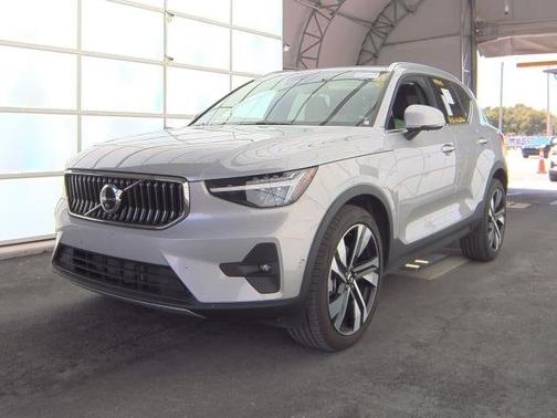 2025 Volvo XC40 B5 Plus Bright Theme